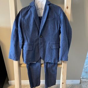 Boys suit (H&M) and white shirt. Worn once! 6-7 years old.